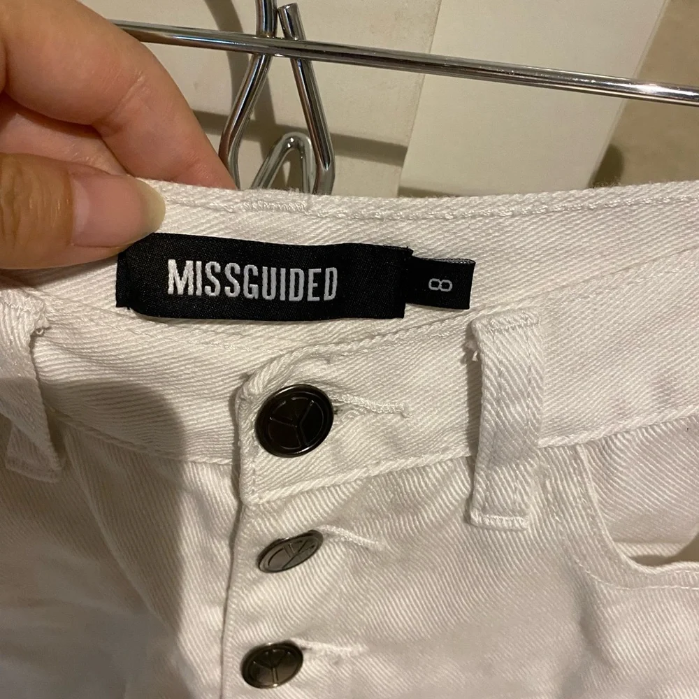 Missguided high rise high waisted denim shorts - Picture 3 of 4